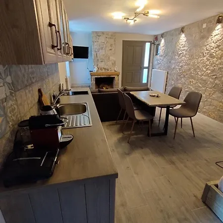 Apartment Elia & Petra Lílaia