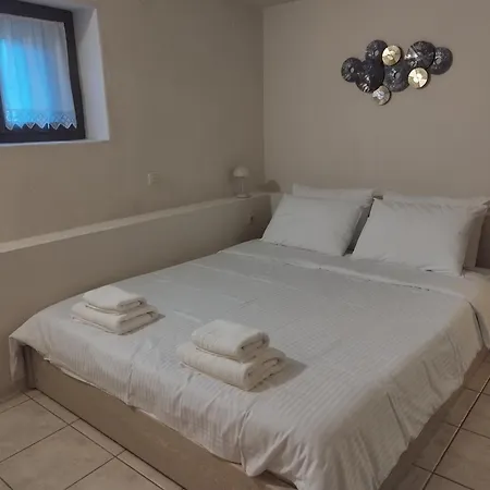 Elia & Petra Apartment Lílaia