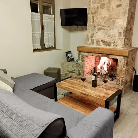 Elia & Petra Apartment Lílaia